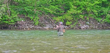 sinek balıkçı gölet ve göllerde derin suda açık nehir sinek çevirir 