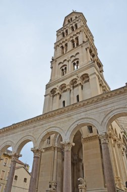 Kilise kulesi ve Türbesi