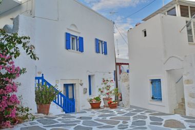 Sakin bir köy sokakta 