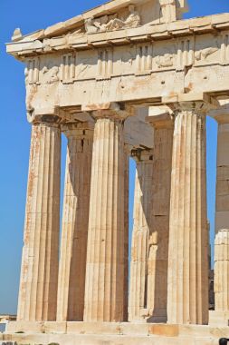 Parthenon Doğu ucunun büyük Dorik sütunlar