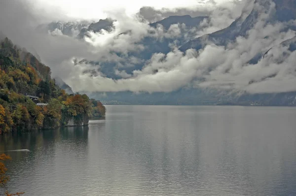 See umgeben von Bergen — Stockfoto