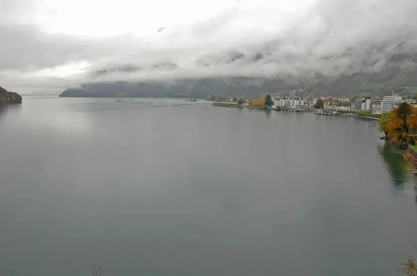 O resort à beira do lago de Brunnen no Lago Luzern — Fotografia de Stock
