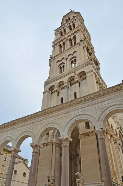 Церковная башня и мрамор — стоковое фото