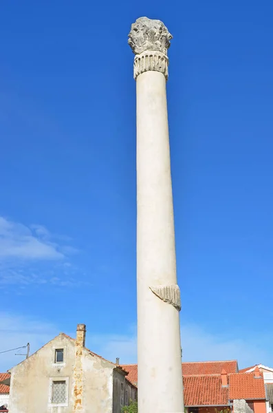 Yeniden oluşturulan uzun boylu Roma sütun — Stok fotoğraf