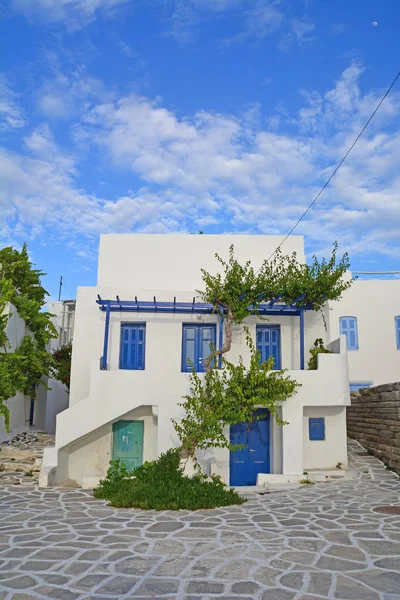 Casa azul e branca típica — Fotografia de Stock