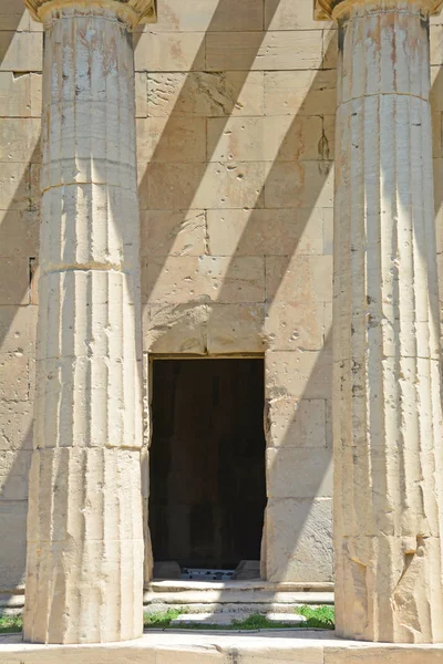Drzwi do starożytnej świątyni greckiej — Zdjęcie stockowe