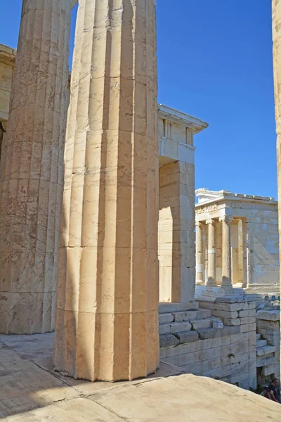 Флуированные дорические колонны Пропилы — стоковое фото
