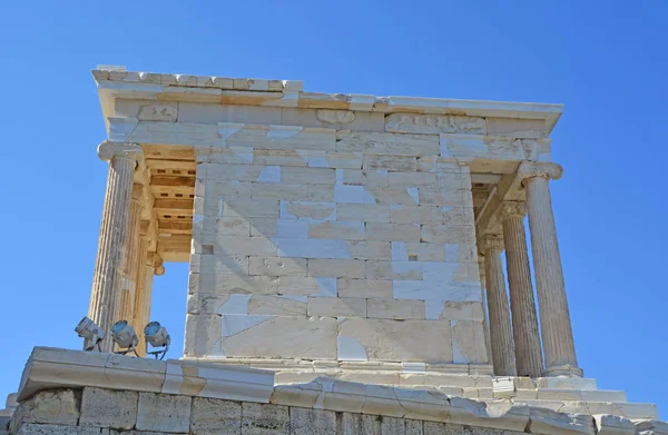 Le temple grec antique d'Athéna Nike sur l'Acropole d'Athènes — Photo