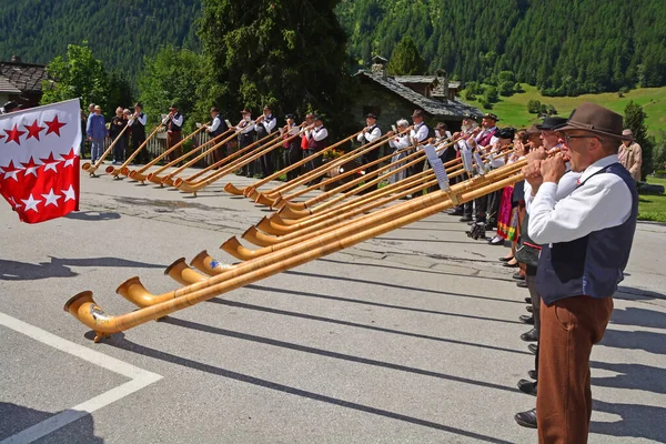 Evolene Szwajcaria Sierpnia Alpejska Grupa Rogów Tradycyjnych Strojach Szwajcarskich Sierpnia — Zdjęcie stockowe