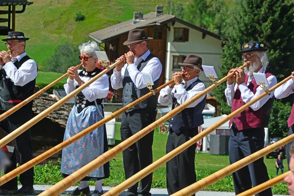 Evolene Szwajcaria Sierpnia Alpejska Grupa Rogów Tradycyjnych Strojach Szwajcarskich Sierpnia — Zdjęcie stockowe