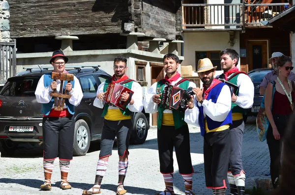 Evolene Switzerland August Italian Folk Group Ernici Mountains Traditional Costumes — Stock Photo, Image
