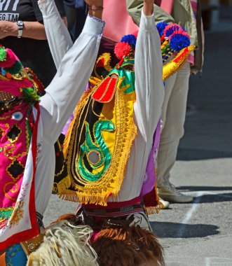 Evolene, İsviçre - 15 Ağustos: Quito 'dan geleneksel kostümlü Ekvador halk grubu: 15 Ağustos 2019, Evolene, İsviçre