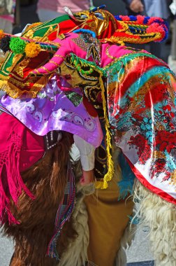 Evolene, İsviçre - 15 Ağustos: Quito 'dan geleneksel kostümlü Ekvador halk grubu: 15 Ağustos 2019, Evolene, İsviçre