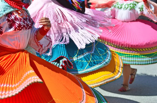 Evolene スイス 8月15 伝統衣装でキトからエクアドルの民俗グループの渦巻くドレス 8月15 2019スイスのEvoleneで — ストック写真