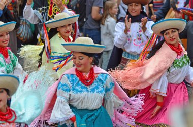 Evolene, İsviçre - 15 Ağustos: Quito 'dan geleneksel kostümlü Ekvador halk grubu: 15 Ağustos 2019, Evolene, İsviçre