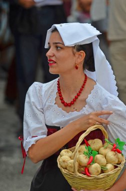 Evolene, İsviçre - 15 Ağustos - İtalyan halk grubu Aria de Casa nostra geleneksel kostümlerle: 15 Ağustos 2019, Evolene, İsviçre