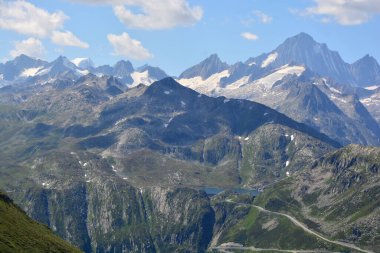 Wannenhorn ve İsviçre 'nin Bernese Alpleri' ndeki Finsteraarhorn 'u kaplayan buzul da dahil olmak üzere Grimsel Geçidi ve Totesee Gölü' nün üzerindeki Bernese Alpleri 'nin Panoraması..