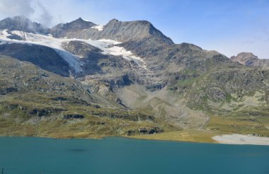 Piz Cambrena ve Lago Bianco, Saint Moritz 'in yukarısındaki Bernina Geçidi' nden izlediler..