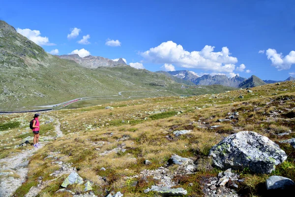 Een Meidenwandelaar Kijkt Uit Bernina Pas Zuid Zwitserland Bij Moritz — Stockfoto