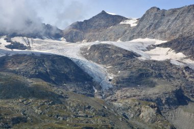 Piz Cambrena, İsviçre 'nin güneyindeki Bernina Geçidi' nden St. Moritz 'in yukarısına baktı..