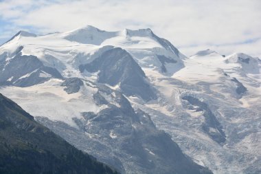 Piz Palu 'daki dağcı dizileri İsviçre' nin güneyindeki Bernina Geçidi 'nden St Moritz' in yukarısına baktılar..
