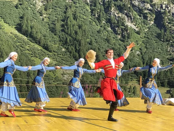 Grupp Människor Traditionella Kostymer Dansar Lezginka — Stockfoto