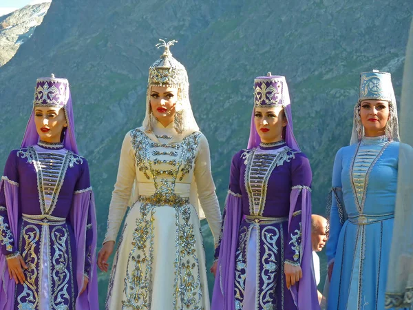 Evolene Svájc Augusztus Orosz Népcsoport Balkariáról Hagyományos Jelmezben 2019 Augusztus — Stock Fotó