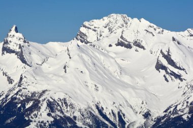 Bernese Alpleri 'nde Petit (solda) ve Grand Muverans (sağda) kışın Güney İsviçre.