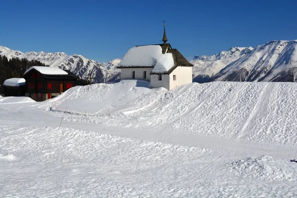 冬季阿尔卑斯山小礼拜堂 俯瞰群山 — 图库照片