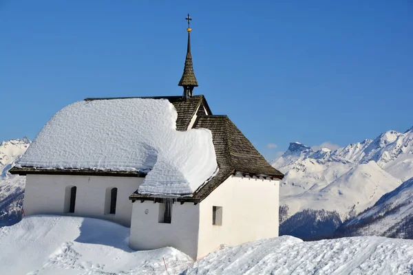 冬のアルプスの礼拝堂では スイスの山岳村Bettermalpの山々を一望できます — ストック写真