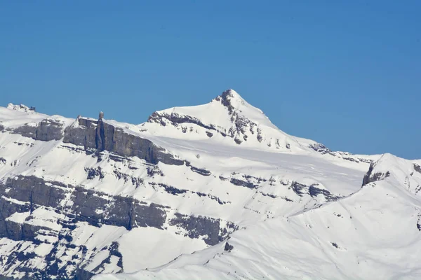Les Diablerets与它著名的吊桥连接着两座山峰和一个岩石尖塔 Tour Diable 在瑞士南部阿尔卑斯山 — 图库照片