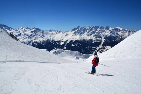 Eine Person Die Einem Sonnigen Tag Auf Einer Weitläufigen Skipiste — Stockfoto