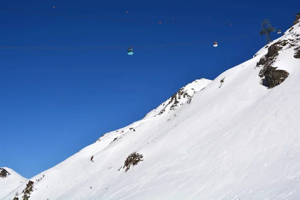 スキー場の山の上で一時停止したケーブルカー — ストック写真
