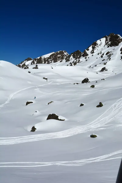 Een Eenzame Skiër Verse Poedersneeuw Een Wolkeloze Dag Bergen — Stockfoto