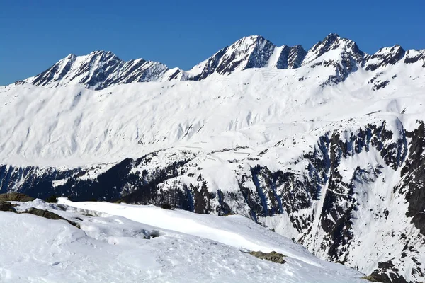 位于瑞士贝内塞阿尔卑斯山区Schilthorn山下的Belalp Blatten和Lusga村以及Aletsch冰川上方的Garsthorn村 — 图库照片