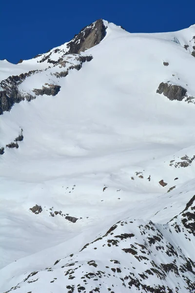 ベルネーゼのアルプスのAletsch氷河の上の衛星ホーン 晴れた冬の日にスイス — ストック写真