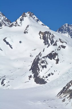 Trugberg kışın Aletsch Buzulu 'nun tepesinde. Interlaken 'in yukarısındaki İsviçre' deki Bernese Alplerinde..
