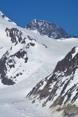 Eiger 'in güney cephesi ve İsviçre' deki Bernese Alplerindeki Enigschneefeld buzulu.