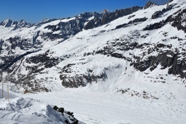 İsviçre 'nin Bernese Alplerindeki Aletsch buzulunun üzerindeki Breithorn.