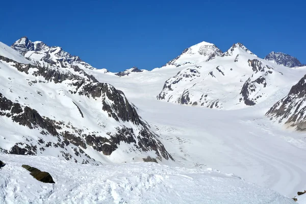 Jungfrau とMonch 鉄道駅とホテルとの間にJungfrauchを持っています スイスのベルネーゼ アルプスで — ストック写真