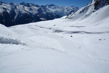 Geniş açık, iyi korunmuş kayak pistleri Bettermalp ve Bernese Alplerinde Riederalp, Switerland