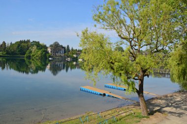 İtalya 'da sakin nehir manzarası. Milan yakınlarındaki Maggiore Gölü 'nden akan Ticino Nehri' nin başındaki Sesto Calende 'de.