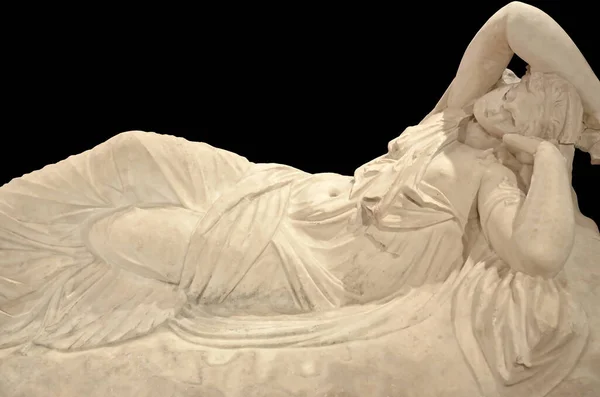 阿里阿德涅的克里特岛国王米诺斯的女儿 睡前神狄俄尼索斯 她而娶了她的婚礼皇冠成为天空中的星座电晕 古希腊的壮丽大理石 — 图库照片