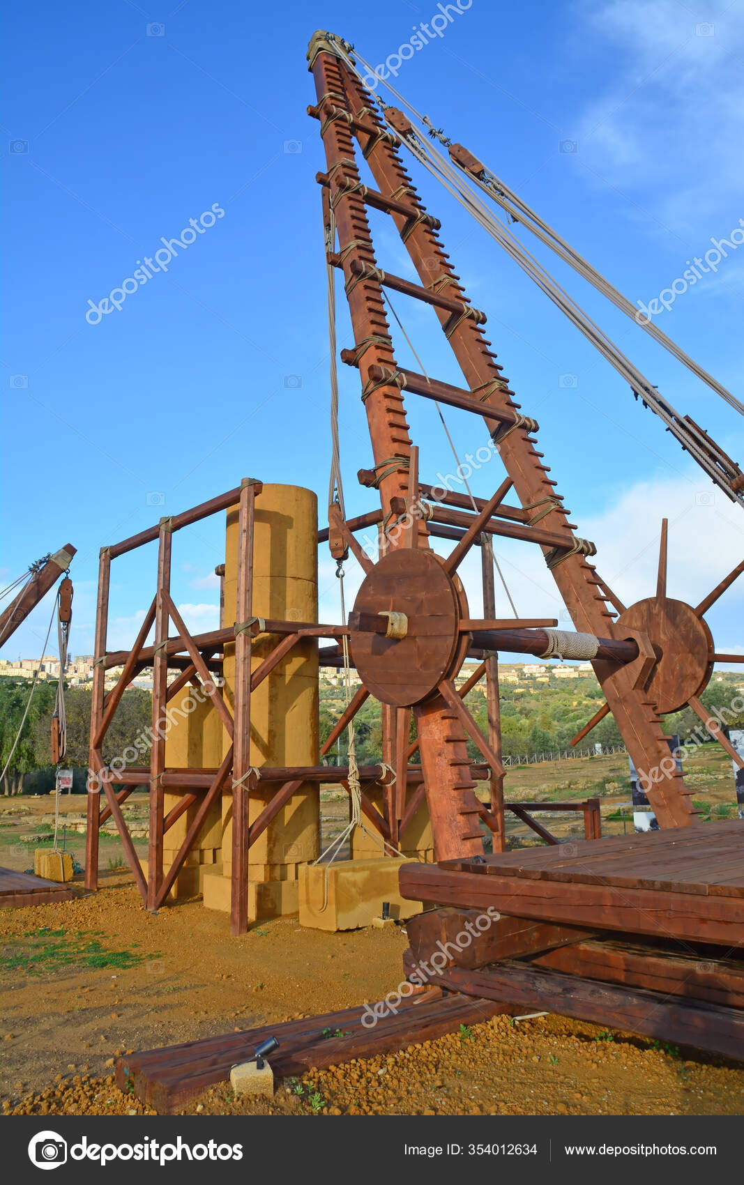 古希腊起重机 一种利用绞车和滑轮技术在历史上首次举起重块的发明 ——图库图片 © mountainpix 354012634