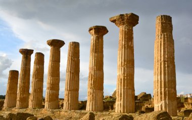 Karamsar bir gökyüzünün altındaki Herkül Tapınağı. Tapınaklar Vadisi, Agrigento, Sicilya