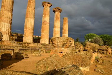 Herkül 'ün tapınağı dramatik bir gökyüzü altında. Tapınaklar Vadisi, Agrigento, Sicilya