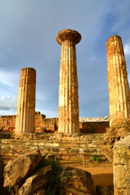 Herkül Tapınağı 'nın Doric sütunları. Tapınaklar Vadisi, Agrigento, Sicilya