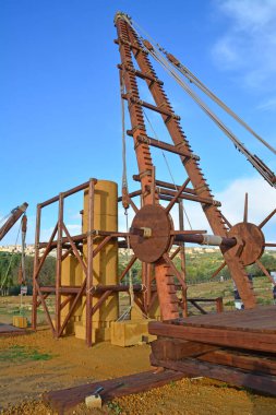 Antik Yunan vinci. Tarihte ilk defa ağır blokları kaldırmak için vinç ve makara tekniğini kullanan bir icat..