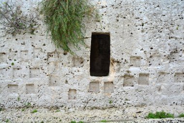 Eski Yunan Ölü Sokağı, veya Siraküza, Sicilya 'daki Sepulchral Sokağı, her iki tarafında taş mezarları, oyuklar ve mezar taşları olan.