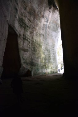 Syracuse, Sicilya 'da Dionysius Ear adlı antik Yunanlılar tarafından kazılmış, insan yapımı 23 metre yüksekliğindeki bir galeri.